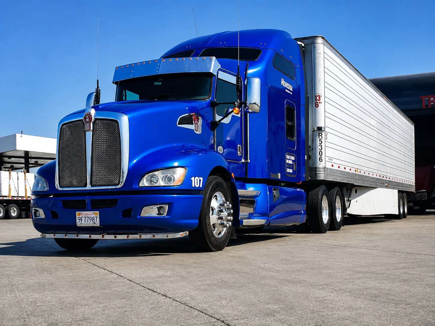 Kenworth azul de Heredia Transport Inc.