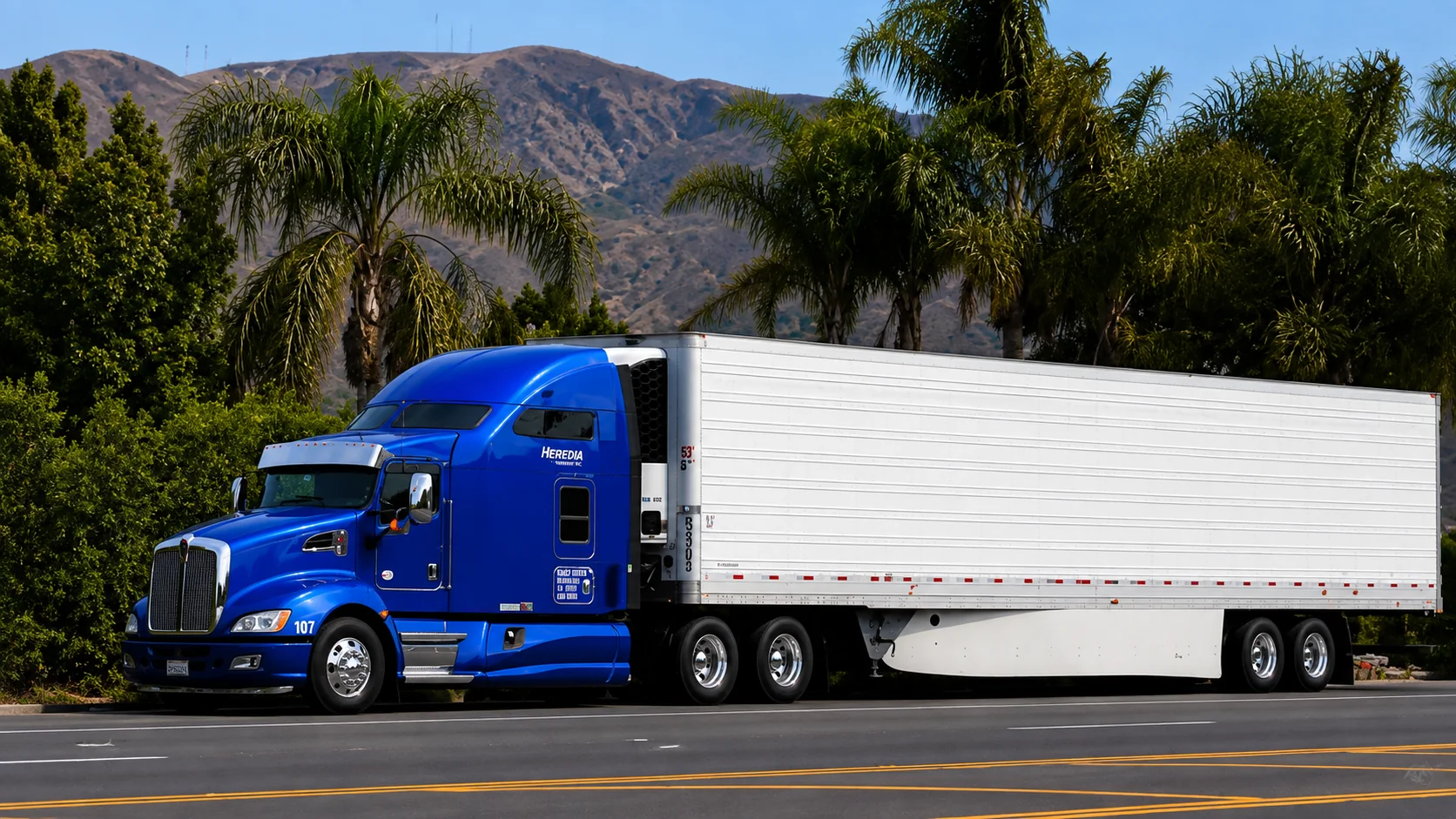 Kenworth azul con trailer reefer
