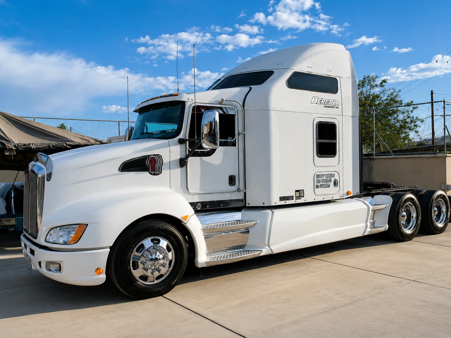 Cabezal Kenworth blanco de Heredia Transport Inc.