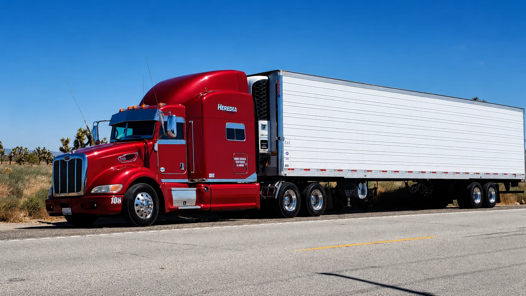 Peterbilt vino tinto en carretera desértica