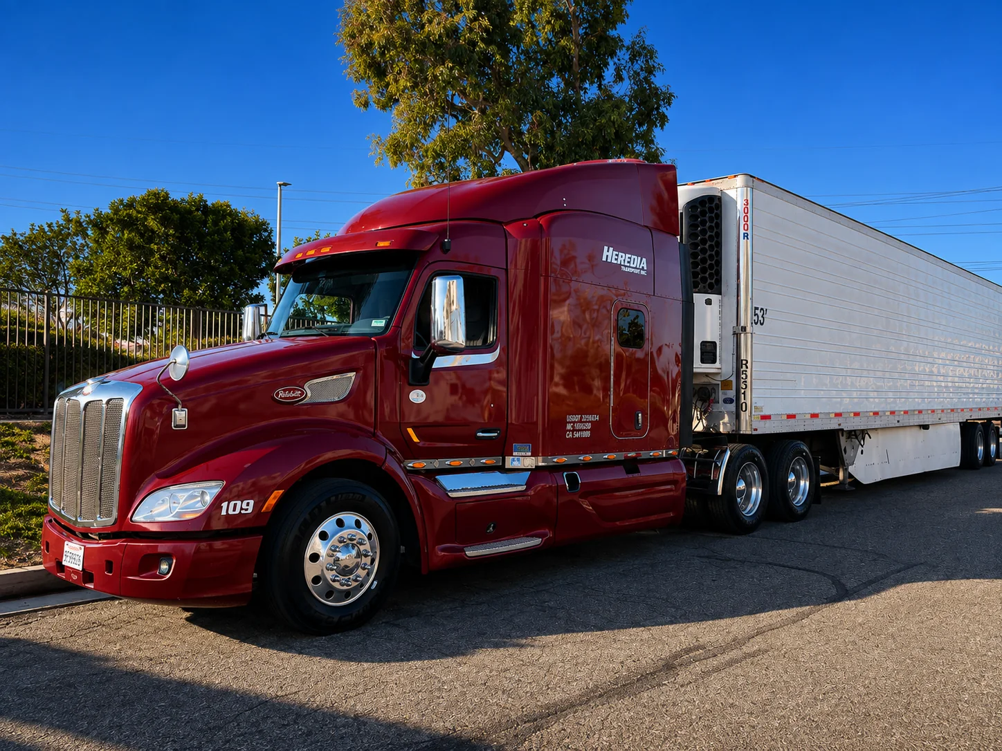Peterbilt vino tinto de Heredia Transport Inc.